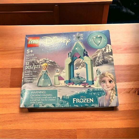 LEGO Disney Princess: Elsa’s Castle Courtyard (43199) - Picture 5 of 7
